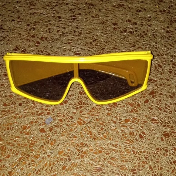 Bargain Bundle of Six Pair of Sunglasses - Picture 8 of 9